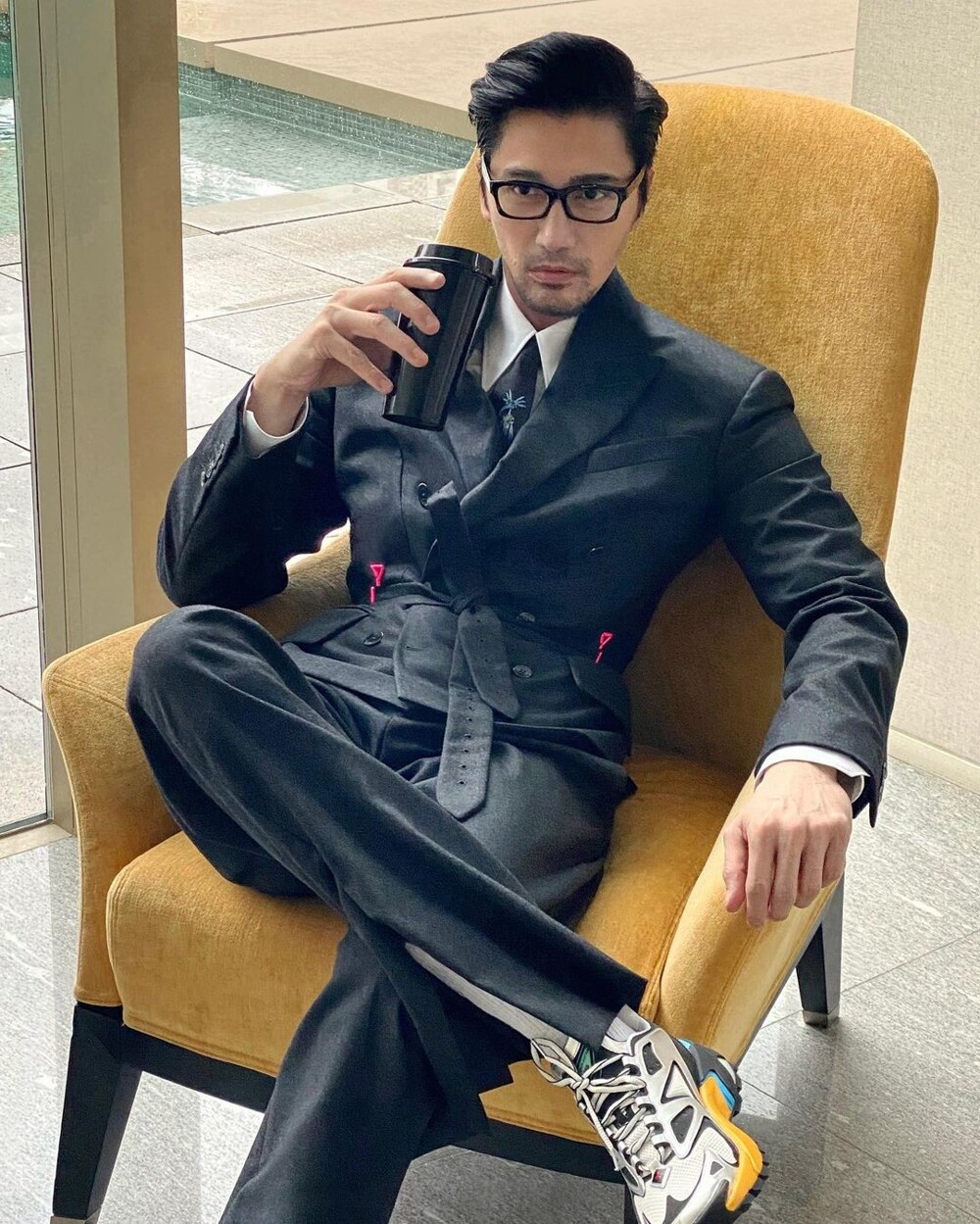 Вечно молодой: мужчина выглядит на 20 лет, но на самом деле он уже дедушка (7 фото)