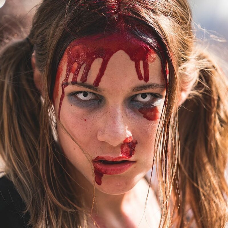 Парад живых мертвецов: в Страсбурге прошло масштабное шествие зомби (49 фото)