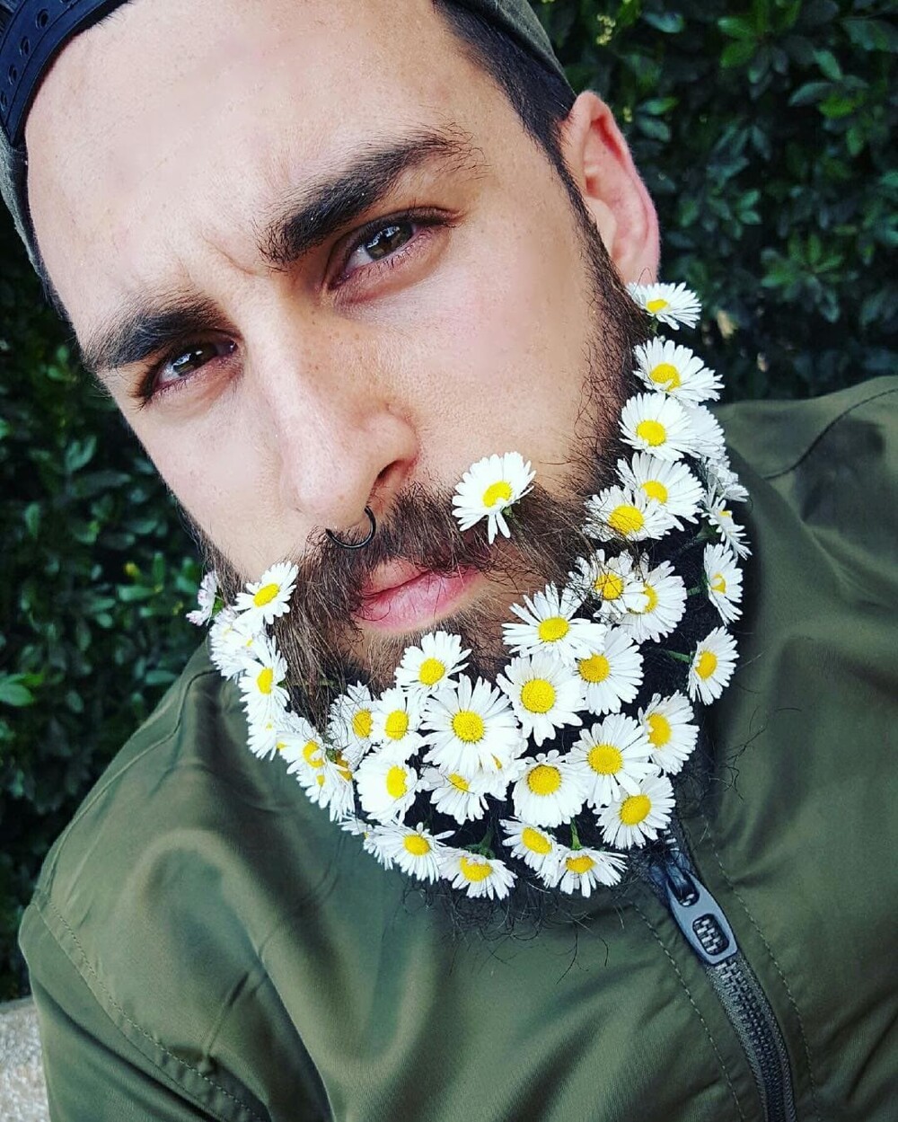 15 забавных мужчин демонстрируют, как по-разному можно использовать бороду (15 фото)