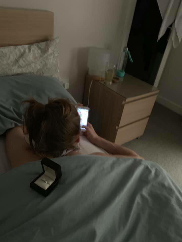 Британец хотел жениться и 20 раз сфоткал кольцо на фоне своей девушки, а она ничего не заметила (23 фото) Британец хотел жениться и 20 раз сфоткал кольцо на фоне своей девушки, а она ничего не заметила (23 фото)