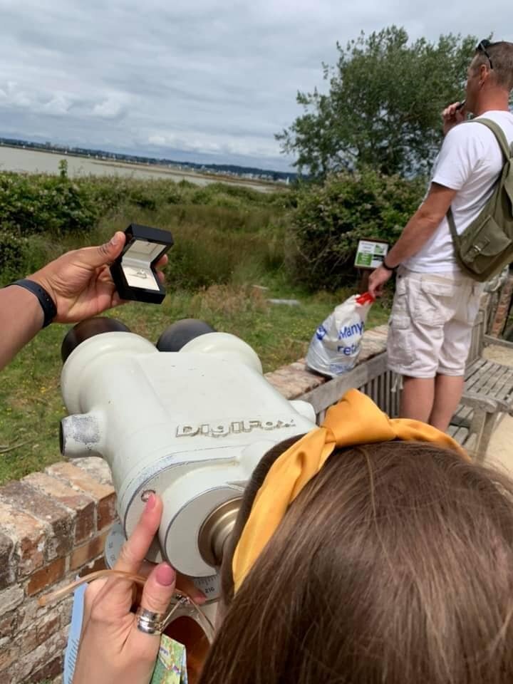 Британец хотел жениться и 20 раз сфоткал кольцо на фоне своей девушки, а она ничего не заметила (23 фото) Британец хотел жениться и 20 раз сфоткал кольцо на фоне своей девушки, а она ничего не заметила (23 фото)