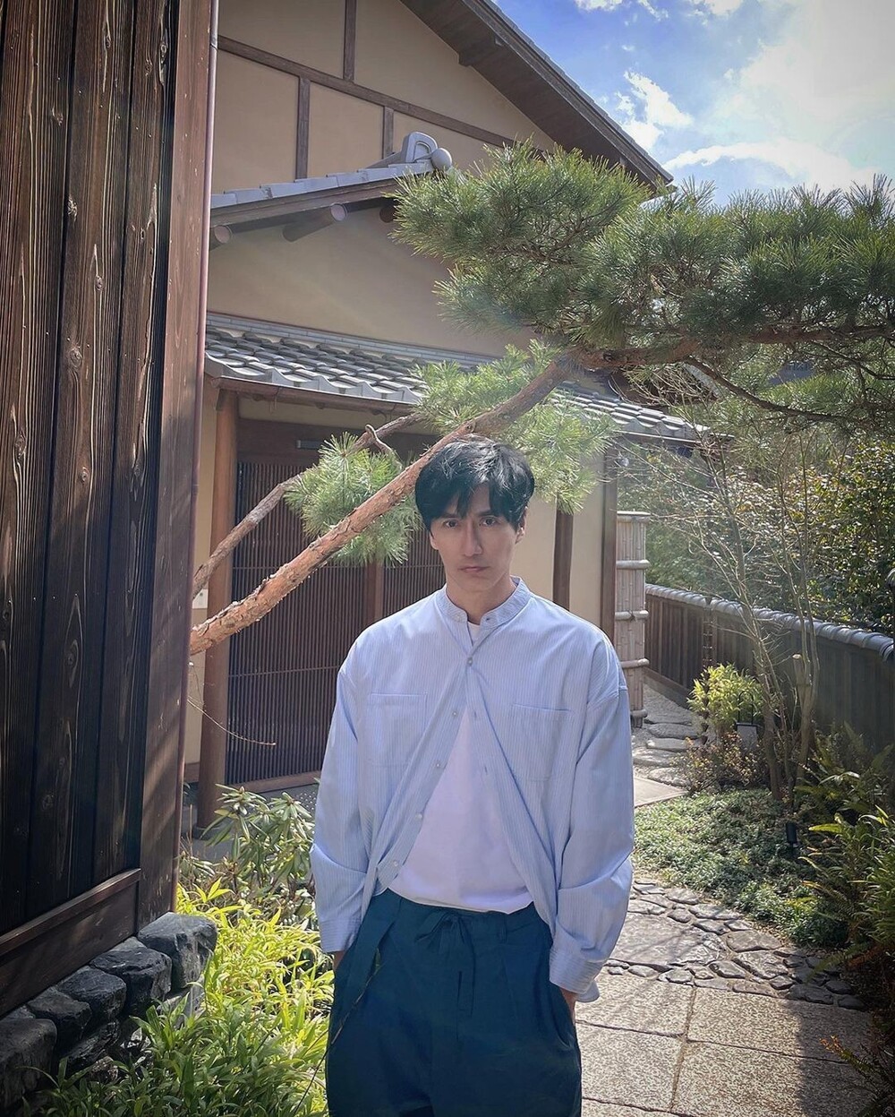 Вечно молодой: мужчина выглядит на 20 лет, но на самом деле он уже дедушка (7 фото)