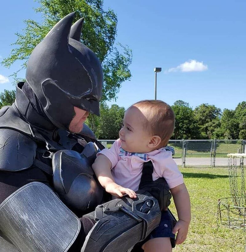 Девочку обижали в садике, но у неё нашёлся защитник. И не кто-то там, а сам Бэтмен! (7 фото)