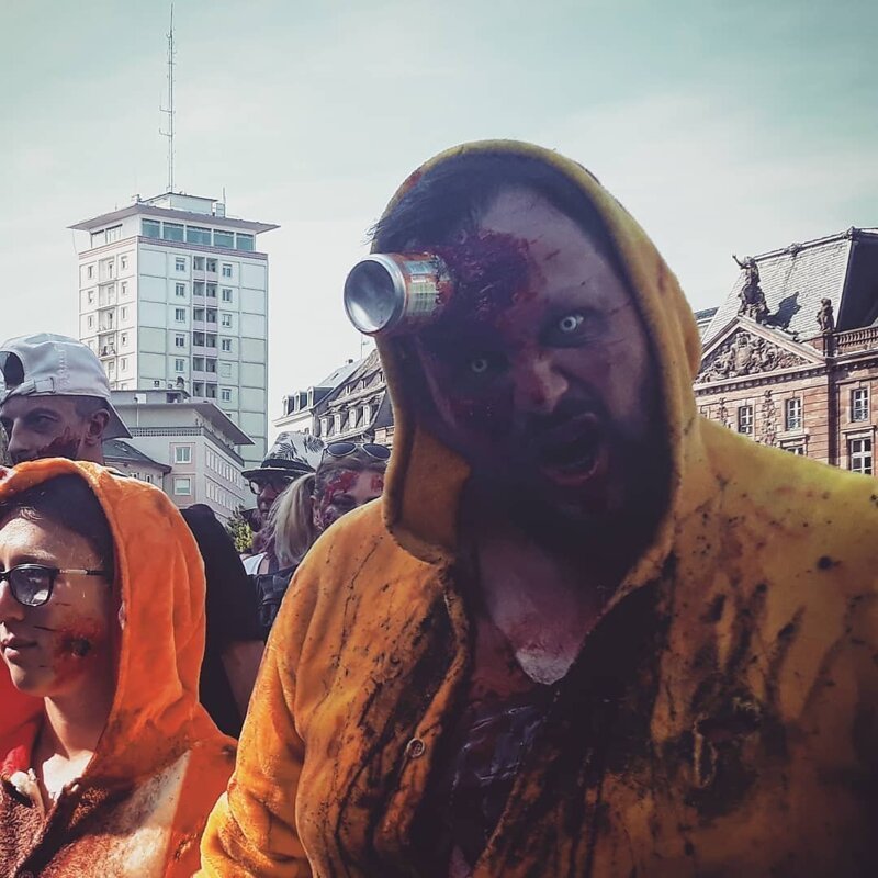 Парад живых мертвецов: в Страсбурге прошло масштабное шествие зомби (49 фото)