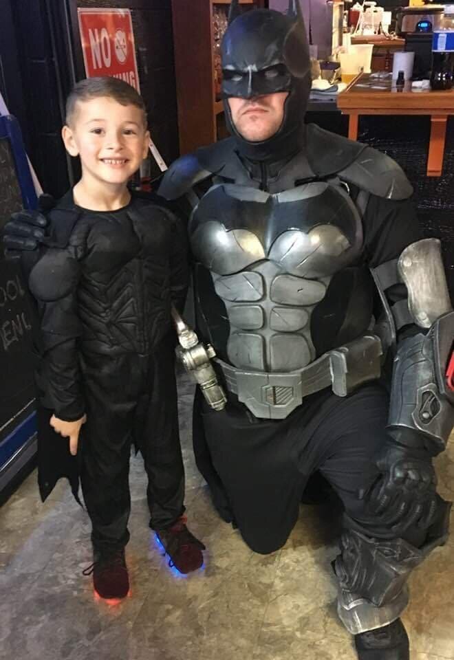 Девочку обижали в садике, но у неё нашёлся защитник. И не кто-то там, а сам Бэтмен! (7 фото)