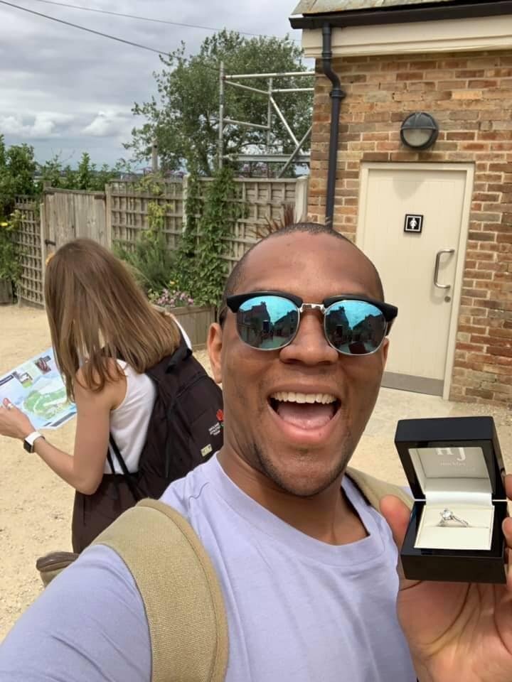 Британец хотел жениться и 20 раз сфоткал кольцо на фоне своей девушки, а она ничего не заметила (23 фото) Британец хотел жениться и 20 раз сфоткал кольцо на фоне своей девушки, а она ничего не заметила (23 фото)