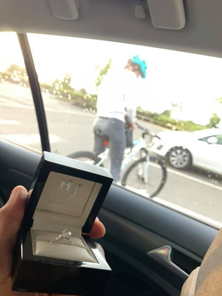 Британец хотел жениться и 20 раз сфоткал кольцо на фоне своей девушки, а она ничего не заметила (23 фото) Британец хотел жениться и 20 раз сфоткал кольцо на фоне своей девушки, а она ничего не заметила (23 фото)