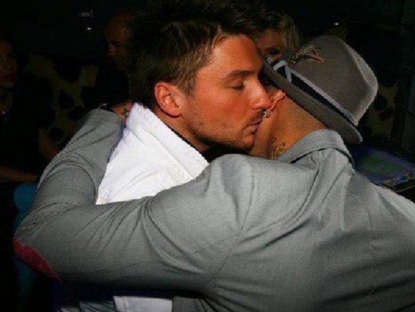 Папа, папа, я, сестра – вместе дружная семья или как «однополые» отношения Лазарева «ломают» жизнь его детей?  Папа, папа, я, сестра – вместе дружная семья или как «однополые» отношения Лазарева «ломают» жизнь его детей?