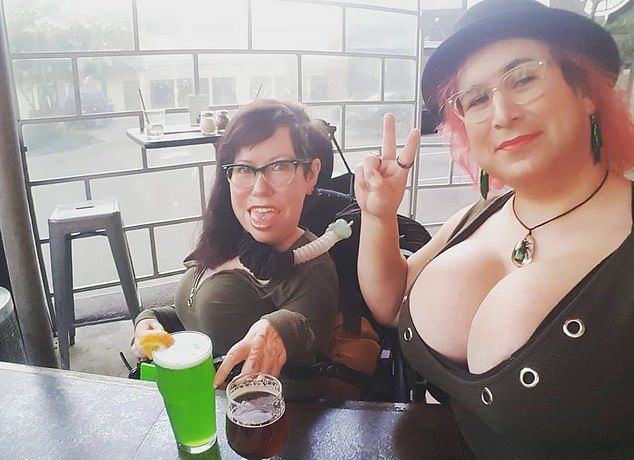 Ультраженственные изменения ветерана войны из США (10 фото)