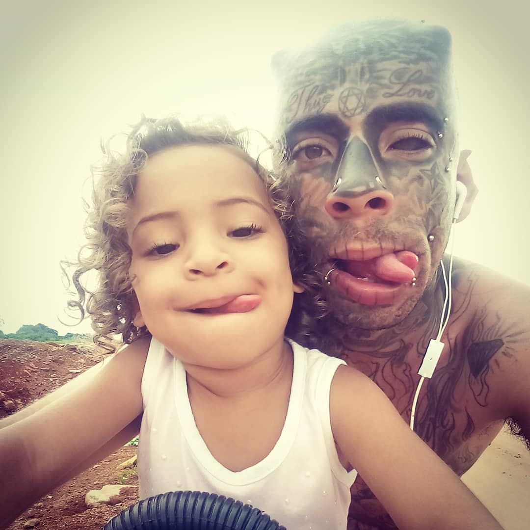 Педро Кенсо - "дьявольски" счастливый папа из Бразилии (16 фото)