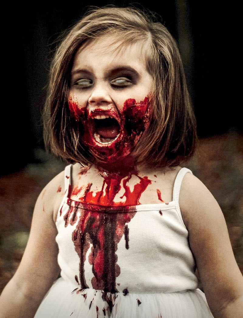 Мама устроила зомби-фотосессию с дочерьми к Хэллоуину и получила смертельные угрозы от троллей (10 фото)