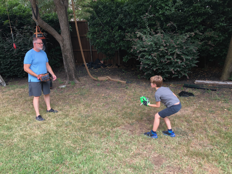 Шок: мать решила сделать дочь из 6-летнего сына (2 фото)