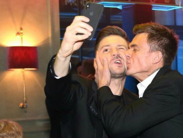 Папа, папа, я, сестра – вместе дружная семья или как «однополые» отношения Лазарева «ломают» жизнь его детей?  Папа, папа, я, сестра – вместе дружная семья или как «однополые» отношения Лазарева «ломают» жизнь его детей?