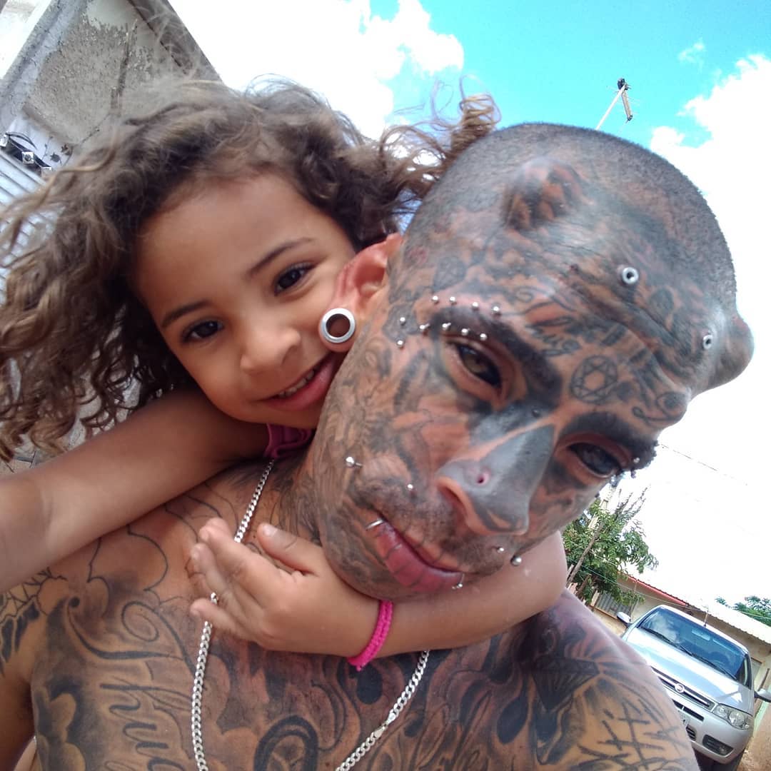 Педро Кенсо - "дьявольски" счастливый папа из Бразилии (16 фото)