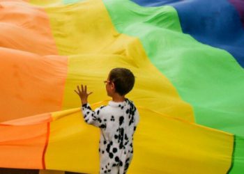 Шок: мать решила сделать дочь из 6-летнего сына (2 фото) Шок: мать решила сделать дочь из 6-летнего сына (2 фото)