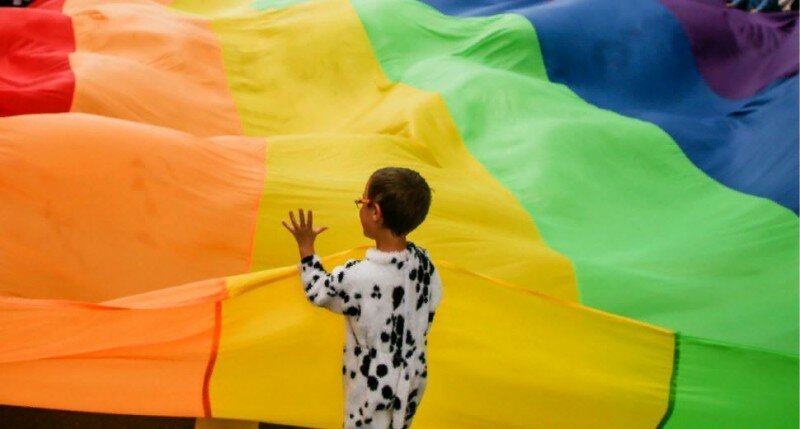 Шок: мать решила сделать дочь из 6-летнего сына (2 фото)