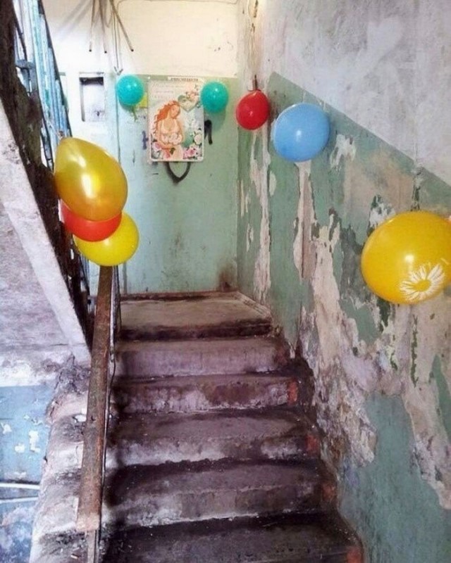 Такое можно увидеть только в подъездах (16 фото)