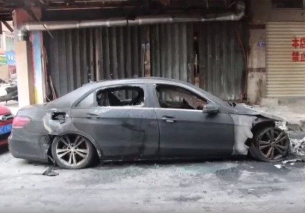 Мужчина просто хотел убить таракана, но что-то пошло не так (2 фото)