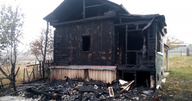 Мать, державшая 10 лет взаперти троих детей, подожгла дом и покончила с собой (4 фото) Мать, державшая 10 лет взаперти троих детей, подожгла дом и покончила с собой (4 фото)