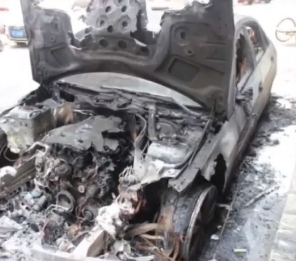 Мужчина просто хотел убить таракана, но что-то пошло не так (2 фото)