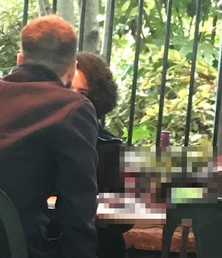 Что делать, если показывают важный футбольный матч, а ты на свидании с девушкой?