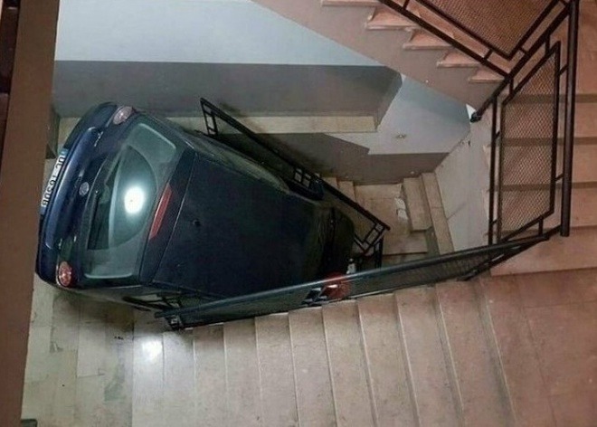 Такое можно увидеть только в подъездах (16 фото)