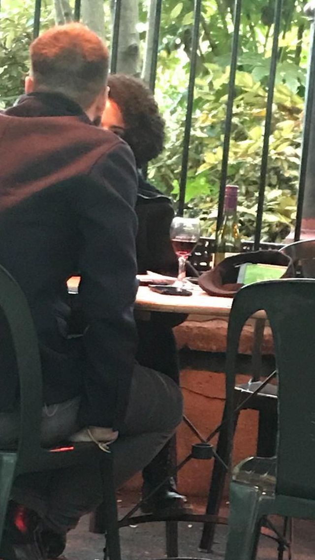 Что делать, если показывают важный футбольный матч, а ты на свидании с девушкой?